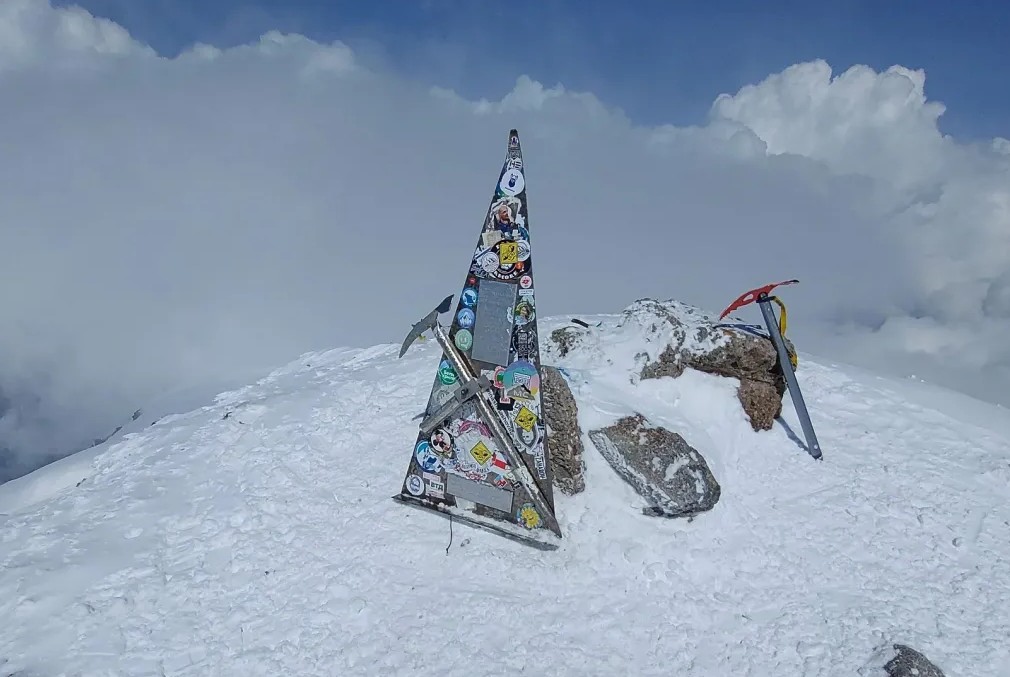 Mount Elbrus refuge and climbers